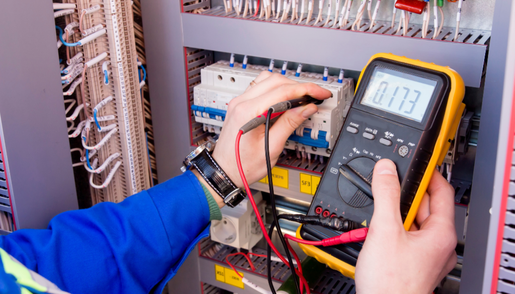 électricien qui remet aux normes un tableau électrique